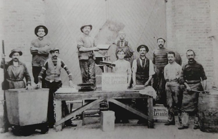 1900 - Operários italianos da fábrica de óleo das Indústrias Matarazzo: pobreza
