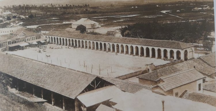 1870 - Antigo Mercado Municipal de São Paulo, na Rua 25 de Março