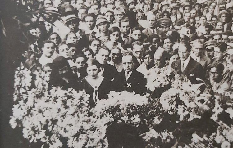 1930 - Getúlio Vargas e Oswaldo Aranha no túmulo de João Pessoa. Começa o Levante.