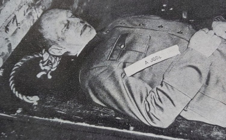1946 - O Marechal de Campo alemão Alfred Jodl, enforcado por crimes de guerra em Nuremberg