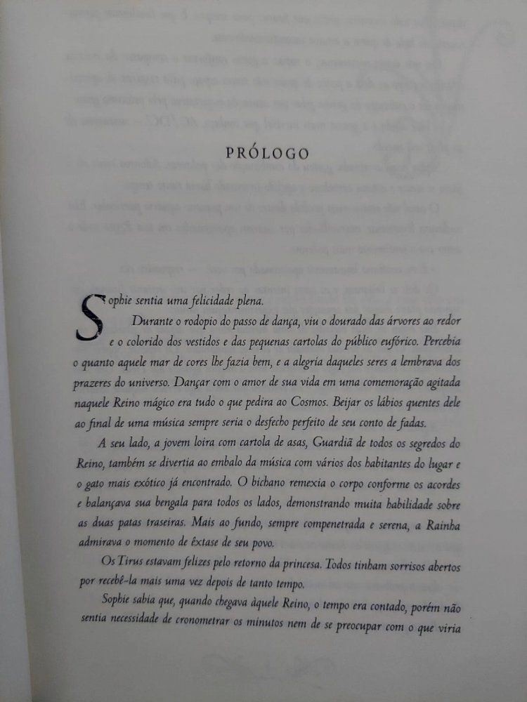 O Mundo das Vozes Silenciadas, Carolina Munhoz, Sophia Abrahão